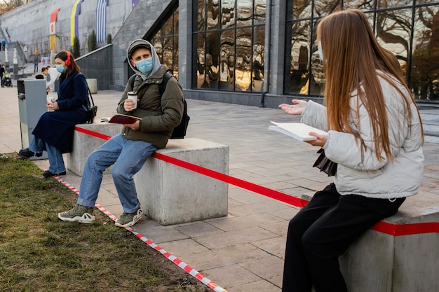 Persone con maschera a distanza l'una dall'altra