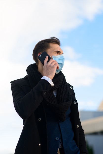 Persone con maschera facciale. Concetto con copia spazio. Ritratto di uomo adulto in quarantena di influenza. Foto per strada in città