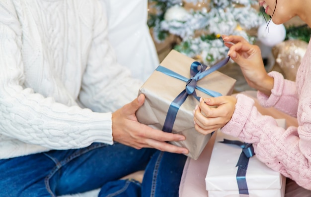 Persone con regali di Natale in mano. messa a fuoco selettiva. Felice.