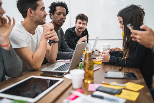 persone creative che hanno una riunione di brainstorming.