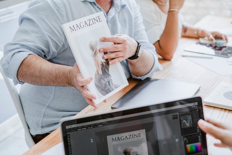 Foto persone creative che lavorano al design della copertina di una rivista