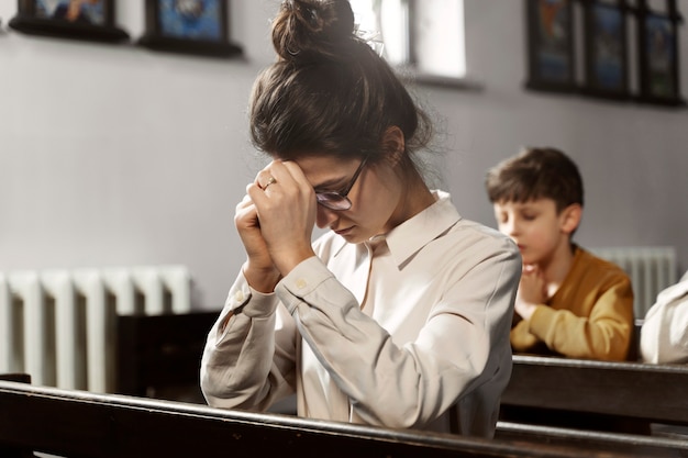 Persone cristiane di tiro medio che pregano