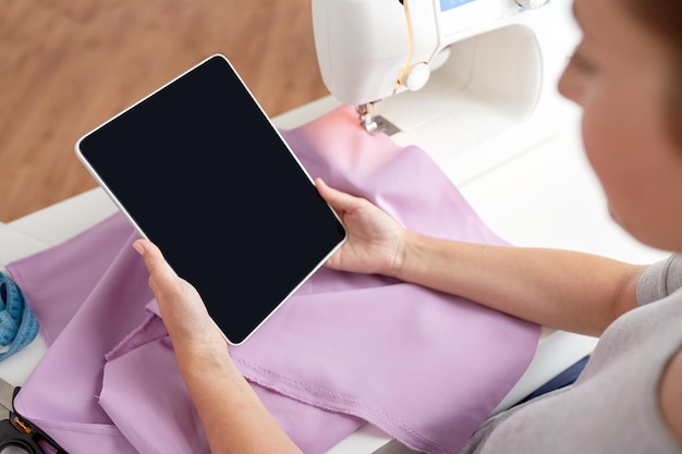 persone, cucito, tecnologia e concetto di sartoria - sarto donna con macchina da cucire, tablet pc e tessuto