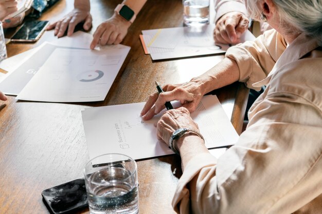 Persone d'affari che fanno brainstorming in una riunione