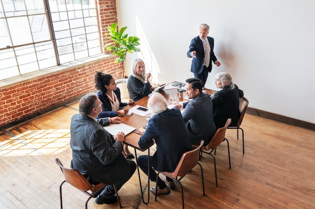 Persone d'affari che fanno brainstorming in una riunione