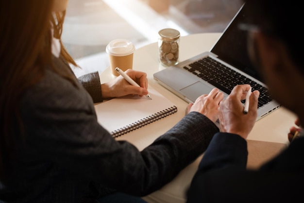 Persone d'affari che parlano discutendo con grafici e dati di documenti finanziari Riunione di lavoro del team con smartphone e laptop e computer tablet digitalexA