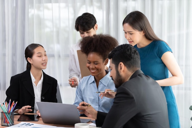 Persone d'affari diverse felici lavorano insieme discutendo nell'ufficio aziendale Lavoro di squadra professionale e diversità discutere del piano aziendale sulla scrivania con il laptop Modern multicultural office worker Concord