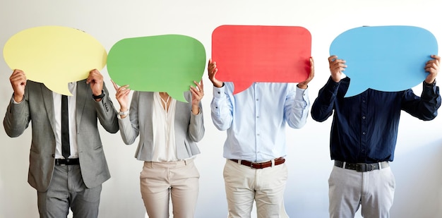 Persone d'affari e fumetto insieme sul volto. Dipendente aziendale e opinioni con notizie sull'azienda. Reclutamento sui social media e sala d'attesa o feedback sul posto di lavoro, personale e opportunità di assunzione