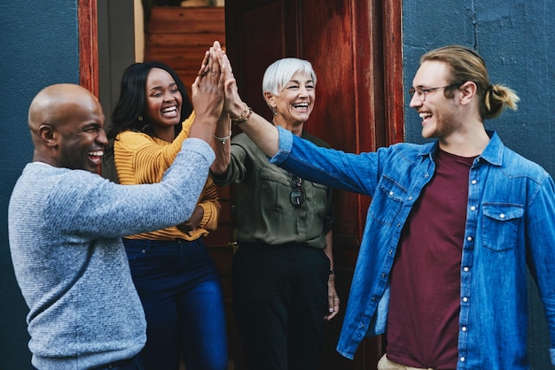 Persone d'affari felici e incontro con i cinque alti dall'ufficio per il supporto o la collaborazione di team building Diversità dei dipendenti e mani con celebrazione per il successo o la motivazione della partnership creativa