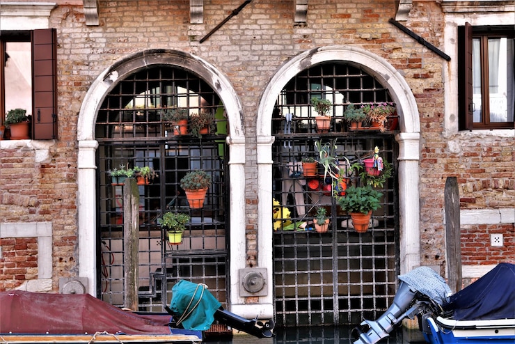 Foto persone davanti all'edificio