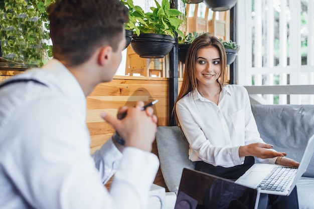 Persone di affari che discutono di idee in un caffè