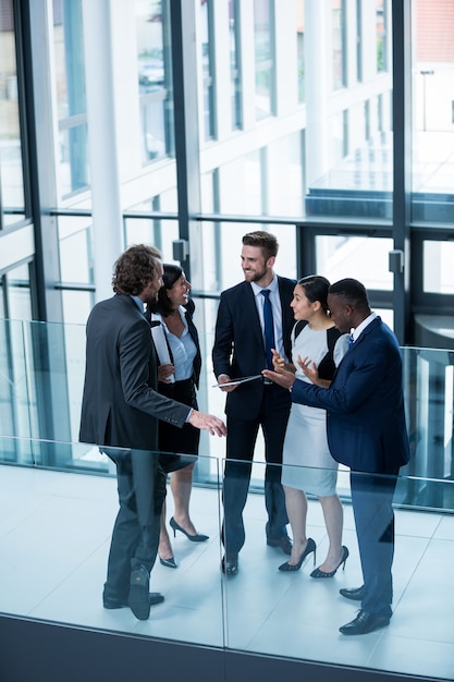 Persone di affari che hanno una discussione in ufficio