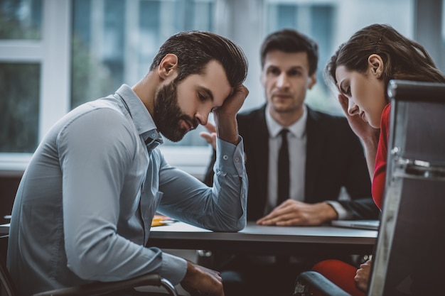 Persone di affari che hanno una riunione in ufficio