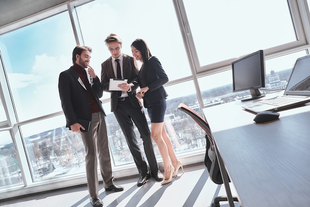 Persone di affari in ufficio che lavorano insieme uomo in piedi che naviga.