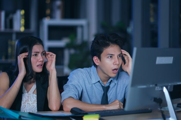 Persone di affari in ufficio durante la notte