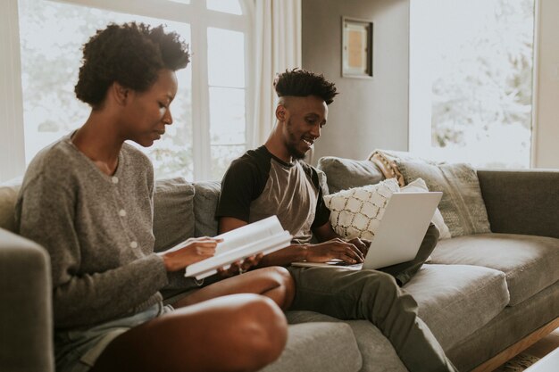 Persone di colore felici che usano un laptop