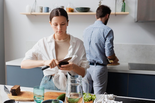 Persone di livello medio che preparano il cibo insieme