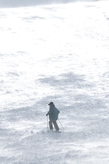 persone di sport invernali sulla neve