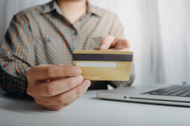 Persone di tecnologia e concetto di shopping online uomo sorridente felice con computer tablet pc e carta di credito a casa