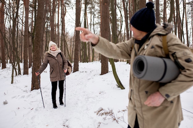 Persone di tiro medio che camminano nella natura