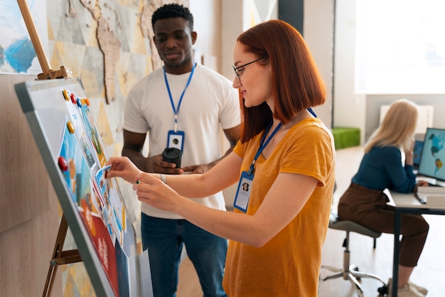 Persone di tiro medio che lavorano insieme