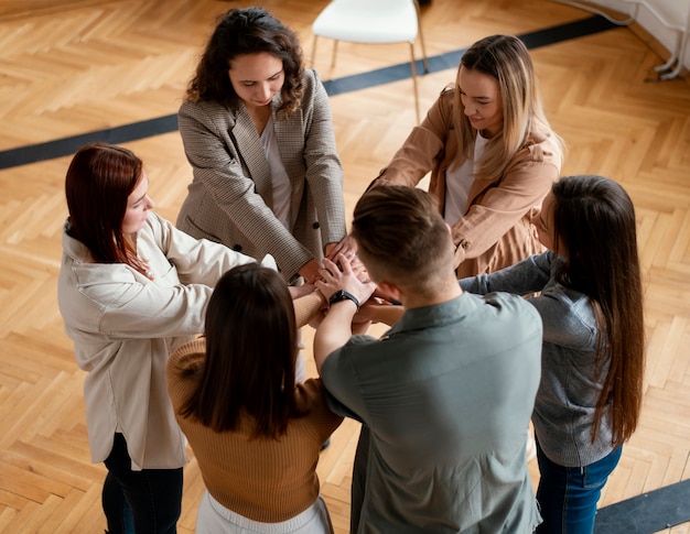 Persone di tiro medio che si tengono per mano