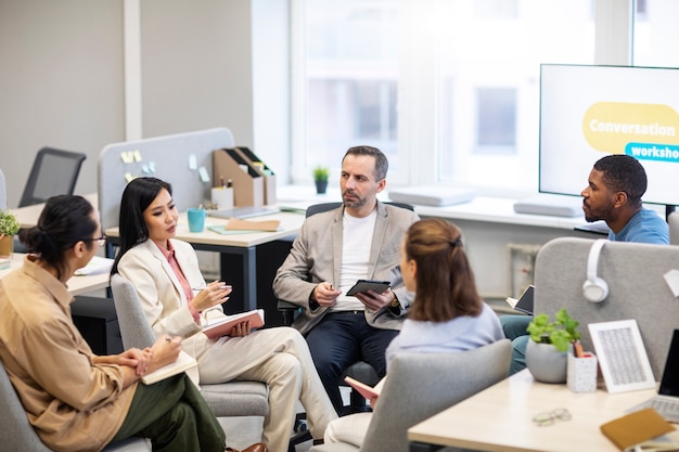 Persone di tiro medio sedute al lavoro