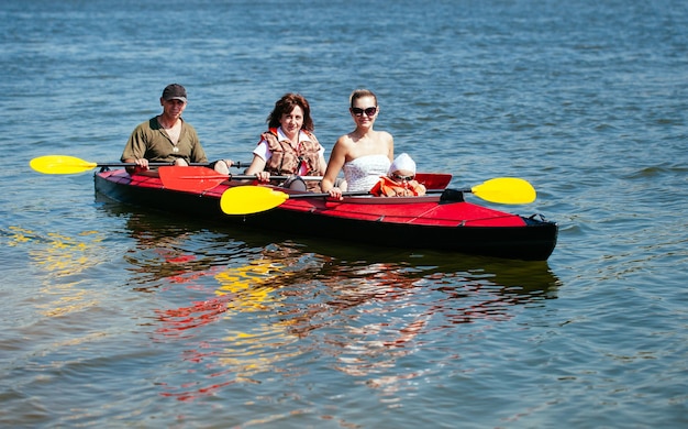 Persone di tutte le età in kayak. Vacanza in famiglia.