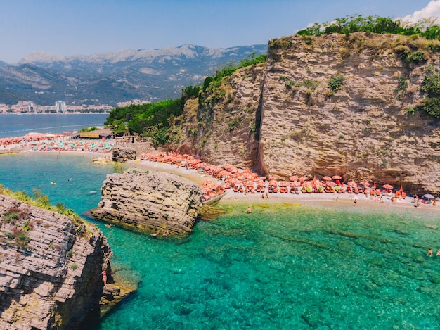 Persone di vista aerea che riposano al mare a prendere il sole sui lettini