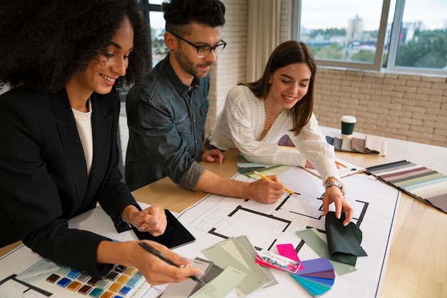 Persone di vista laterale che lavorano insieme