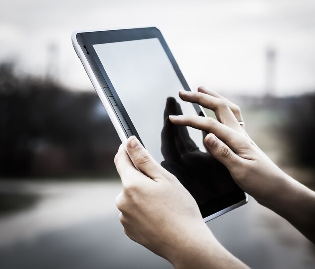 Persone e tecnologia. Primo piano della persona in possesso di tablet digitale. foto con copia spazio