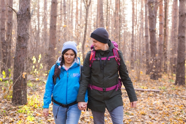 Persone escursione turismo e natura concetto coppia escursionismo turistico nella foresta di autunno