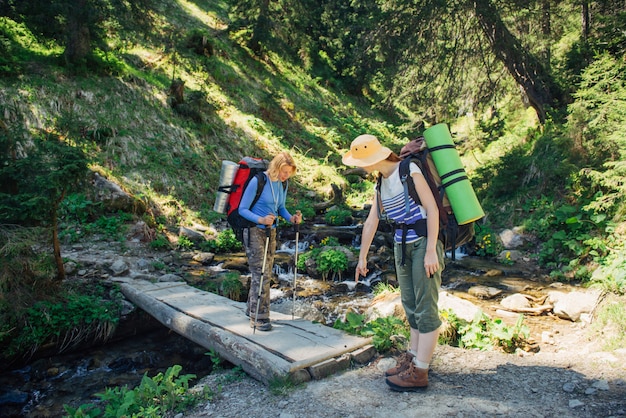 Persone escursioni nelle montagne dei Carpazi