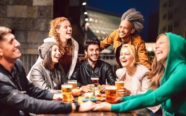 Persone felici che bevono birra al bar birreria all'aperto