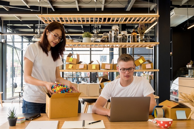 persone felici che lavorano con il computer portatile per controllare l&#39;ufficio del prodotto di business in linea ufficio a casa