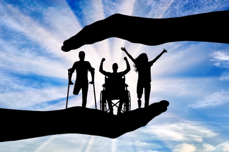 Foto persone felici con disabilità nelle mani, sotto la protezione e la tutela. il concetto di assistenza e cura dei disabili