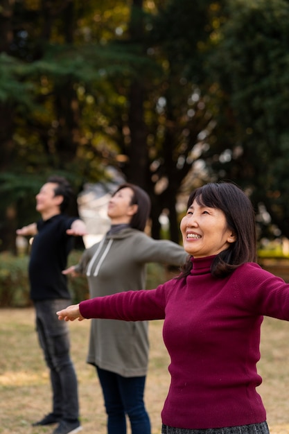 Persone felici di tiro medio che meditano