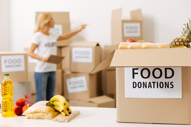 Persone gentili che lavorano per campagne di donazione di cibo