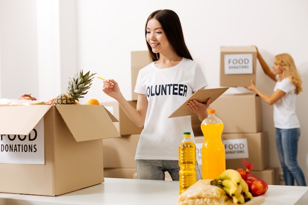 Persone gentili che lavorano per campagne di donazione di cibo