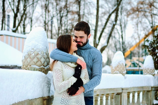 Persone, giovani coppie che camminano, ballano nel parco. Vacanze invernali in famiglia, stare insieme, data. Amore