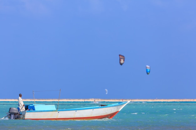 Persone impegnate nel kitesurf Hamata Egitto