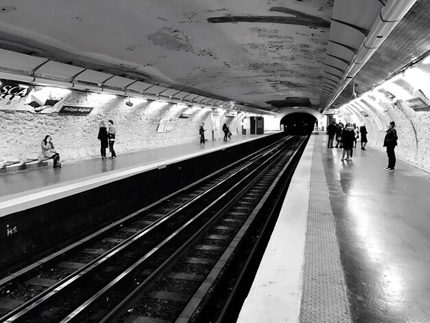 Persone in attesa alla stazione ferroviaria