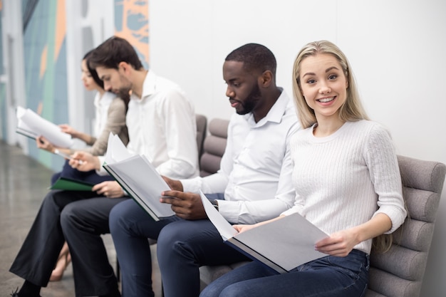 Persone in attesa del concetto di colloquio di lavoro