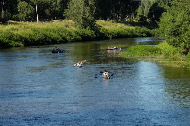 Persone in barca sul fiume, tranquilla scena della natura in una giornata estiva