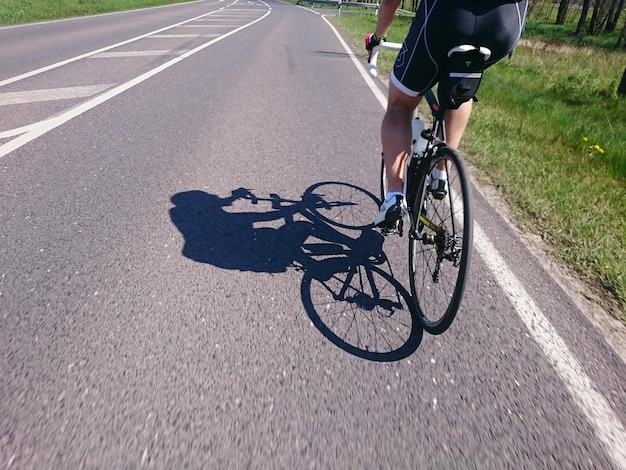 Persone in bicicletta sulla strada