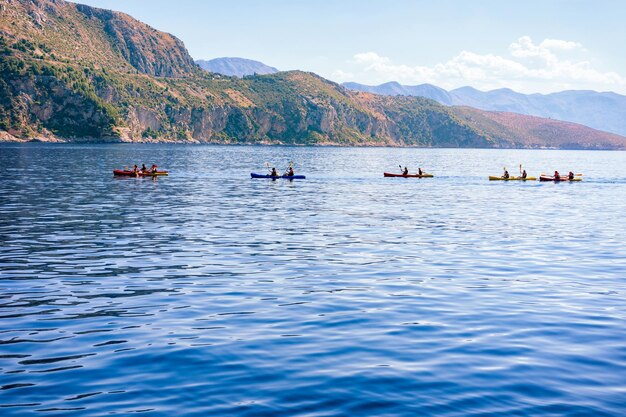 Persone in canoa sulla costa dalmata del mare Adriatico di Dubrovnik, Croazia