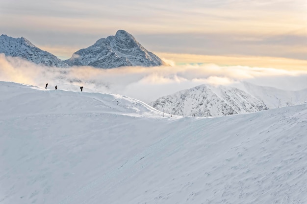 Persone in cima a Kasprowy Wierch a Zakopane nei Tatra in inverno. Zakopane è una città in Polonia nei Monti Tatra. Kasprowy Wierch è una montagna di Zakopane e il comprensorio sciistico più popolare della Polonia