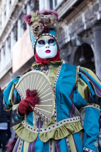 Persone in costume per il carnevale di Venezia