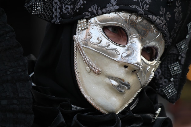 Persone in costume per il carnevale di Venezia