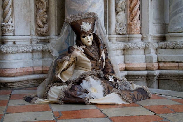 Persone in costume per il carnevale di Venezia